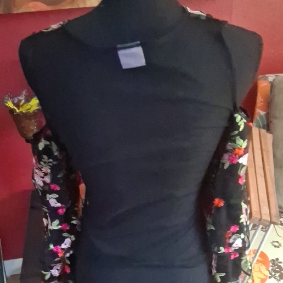 Chic Floral Embroidered Blouse - Picture 5 of 5